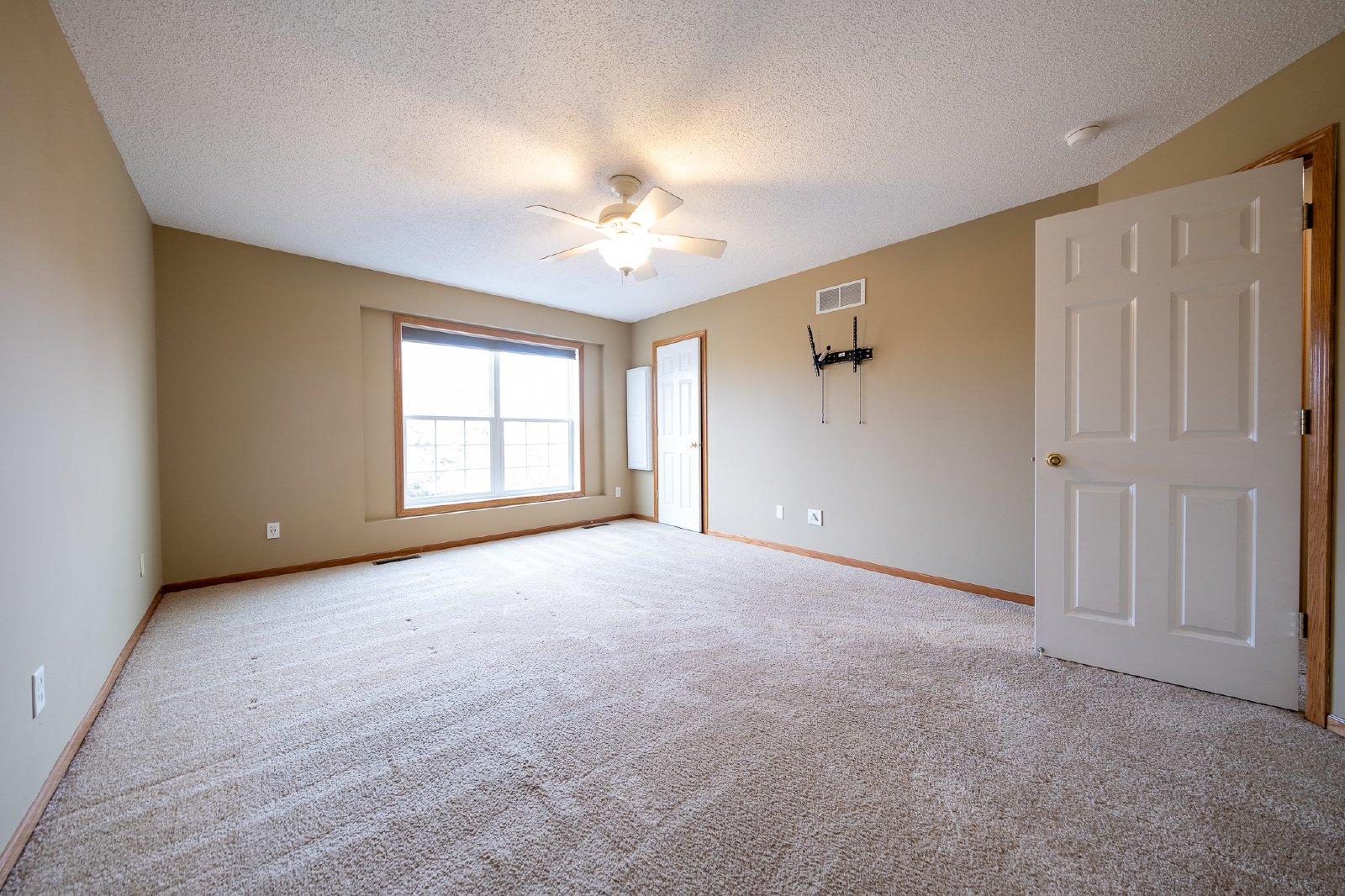 Float Court, Apple Valley (15645) JP CW1 **HWP** - 1 property image