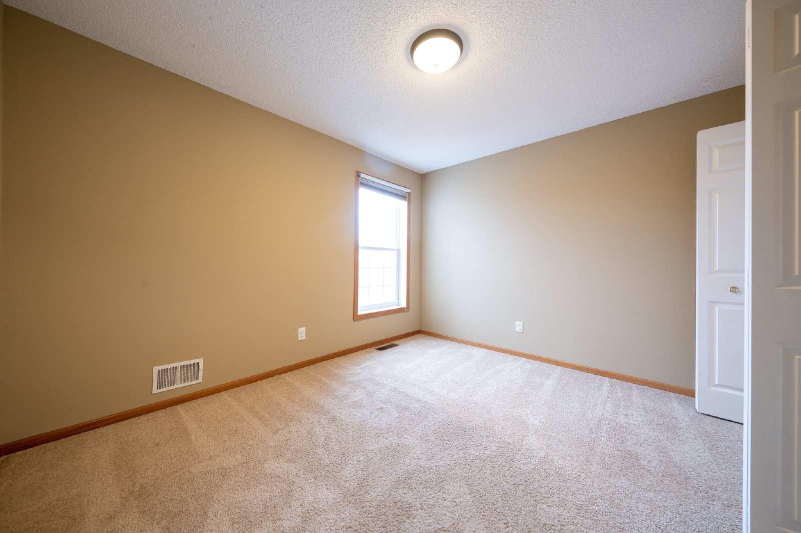 Float Court, Apple Valley (15645) JP CW1 **HWP** - 1 property image