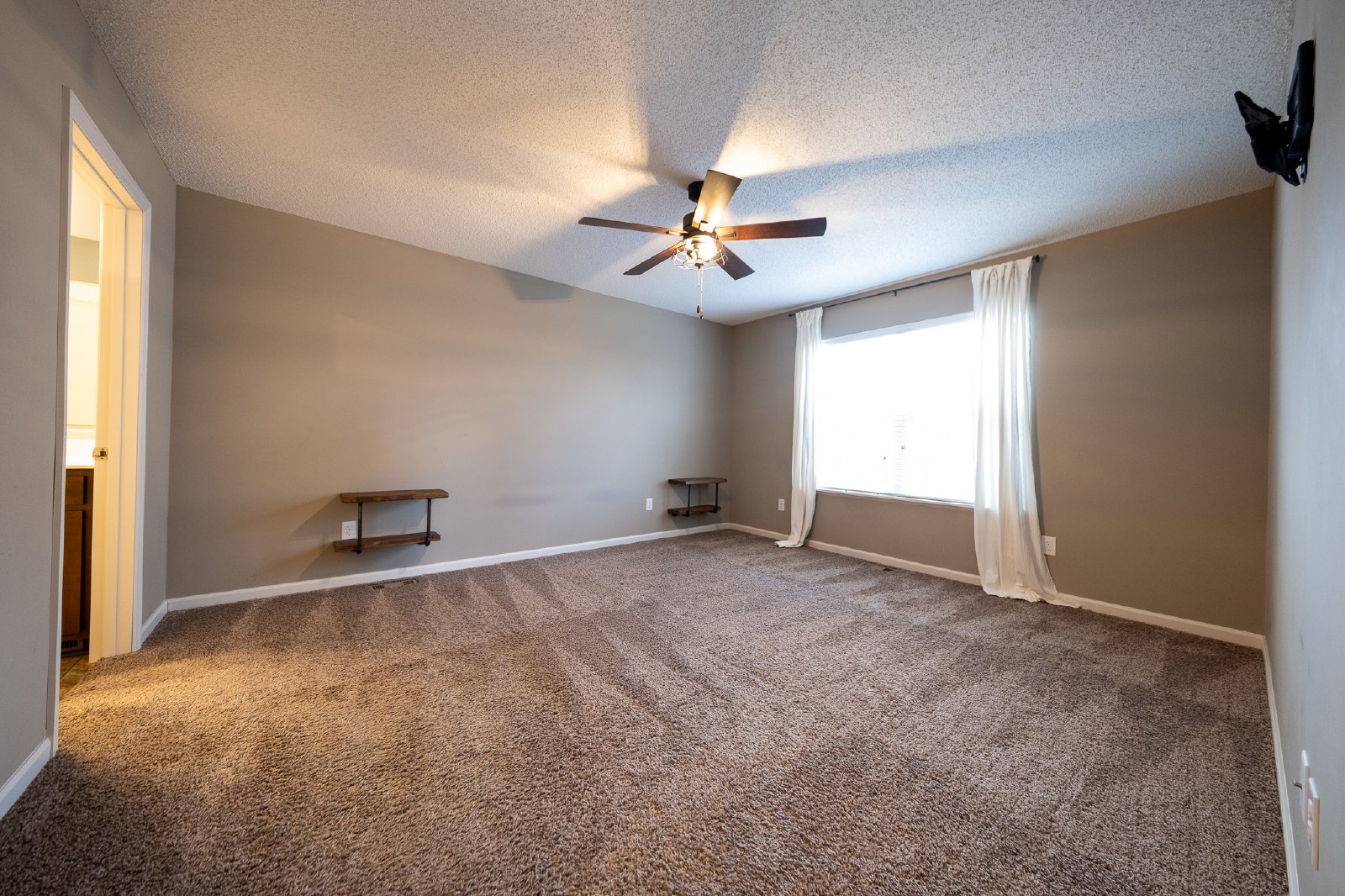 Emory Circle, Apple Valley (15141) LY KK1 - 1 property image